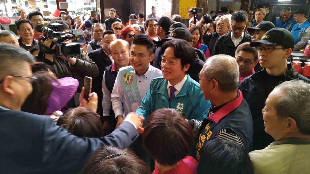 ▲賴清德今（11）日再度陪同新北市第11選區立委參選人張銘祐到新店區咸亨宮參香。（圖／張銘祐競選辦公室提供）