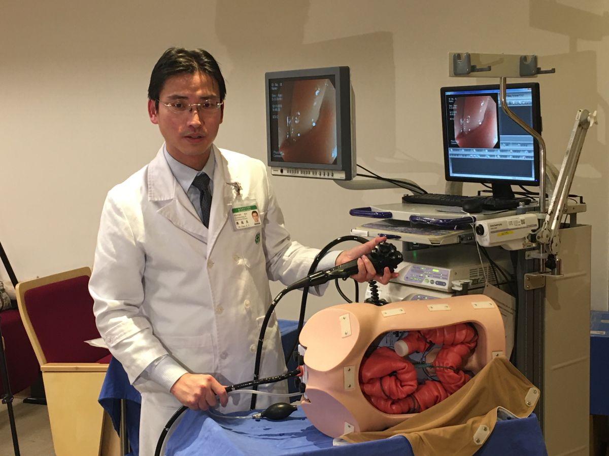 ▲亞東醫院肝膽胃腸科醫師陳冠至說，困難梭狀桿菌造成的腹瀉，不僅易復發且嚴重者恐導致死亡；一旦經常規的治療無效時，可考慮以糞便微菌叢移植進行治癒。（圖／記者陳志仁攝）、