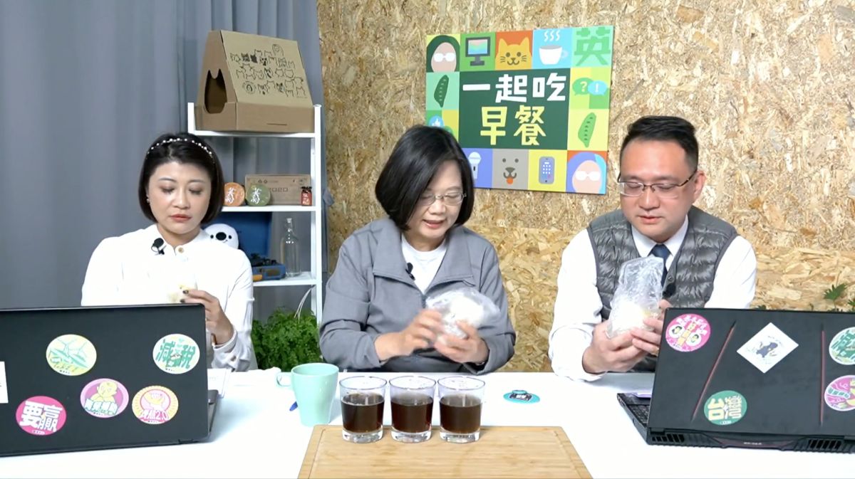 ▲蔡英文上小英發言人「一起吃早餐」的網路節目，分享她最愛吃的飯糰。（圖／翻攝自小英發言人臉書）