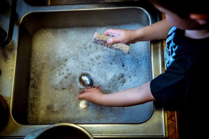 ▲廚房洗碗海綿因經常放置在潮濕的環境下，可能會讓細菌快速孳生，甚至被專家稱之為「完美的細菌培養皿」。（圖／翻攝 Pxhere ）