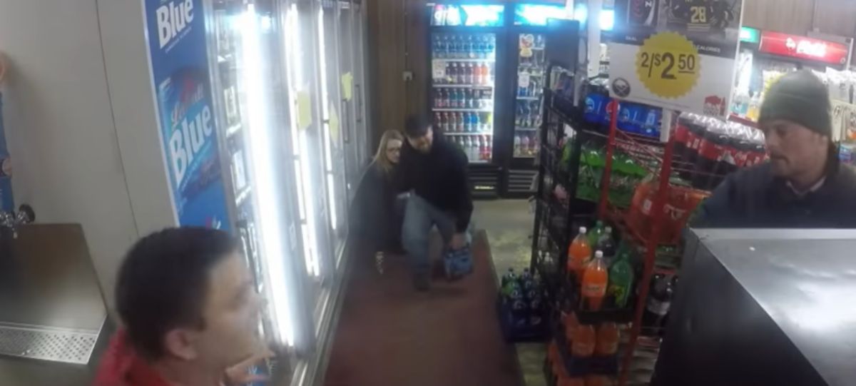 ▲美國 1 對情侶近日在逛商店時遭遇搶劫，嚇得屁滾尿流，但沒想到背後卻隱藏了驚喜。（圖／擷取自 Inside Edition 畫面）