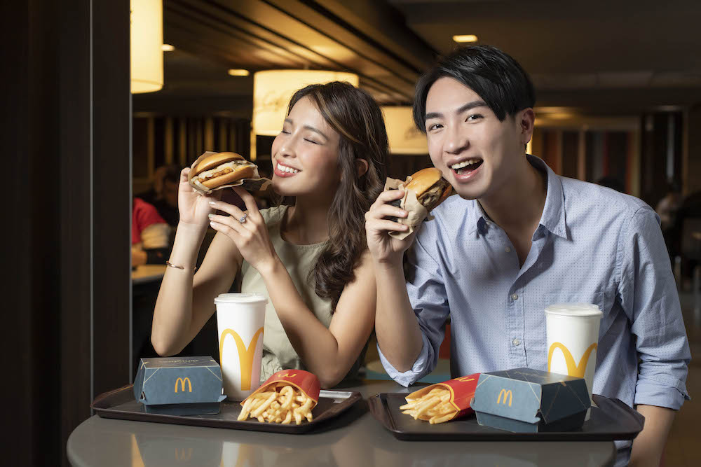 ▲除了回歸受到消費者喜愛的松露蕈菇漢堡系列，更推出嫩煎鷄腿堡新選擇，讓不吃牛肉的消費者也能一嚐松露的美味。（圖／業者提供）