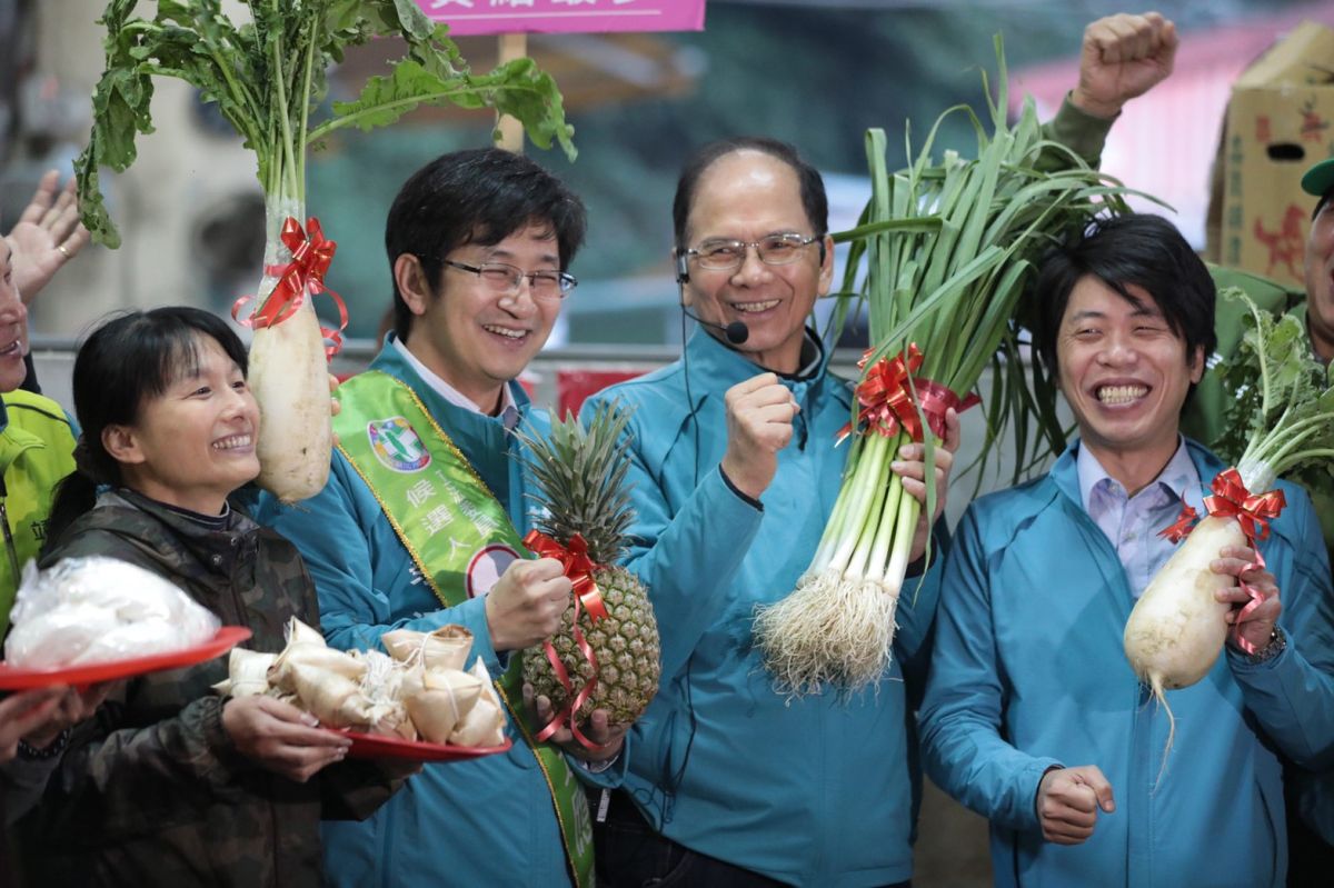 ▲水牛伯游錫堃今（12）日清晨陪同立委蔡適應前往崁仔頂、果菜市場掃街拜票。（圖／立委蔡適應競選辦公室提供）