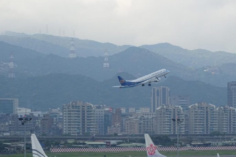 ▲遠東航空今（12）天公告，為配合系統維護，訂位購票功能暫停服務，甚至目前松山機場與小港航班資訊，顯示遠東航空已有6個航班取消。（圖／NOWnews資料畫面）