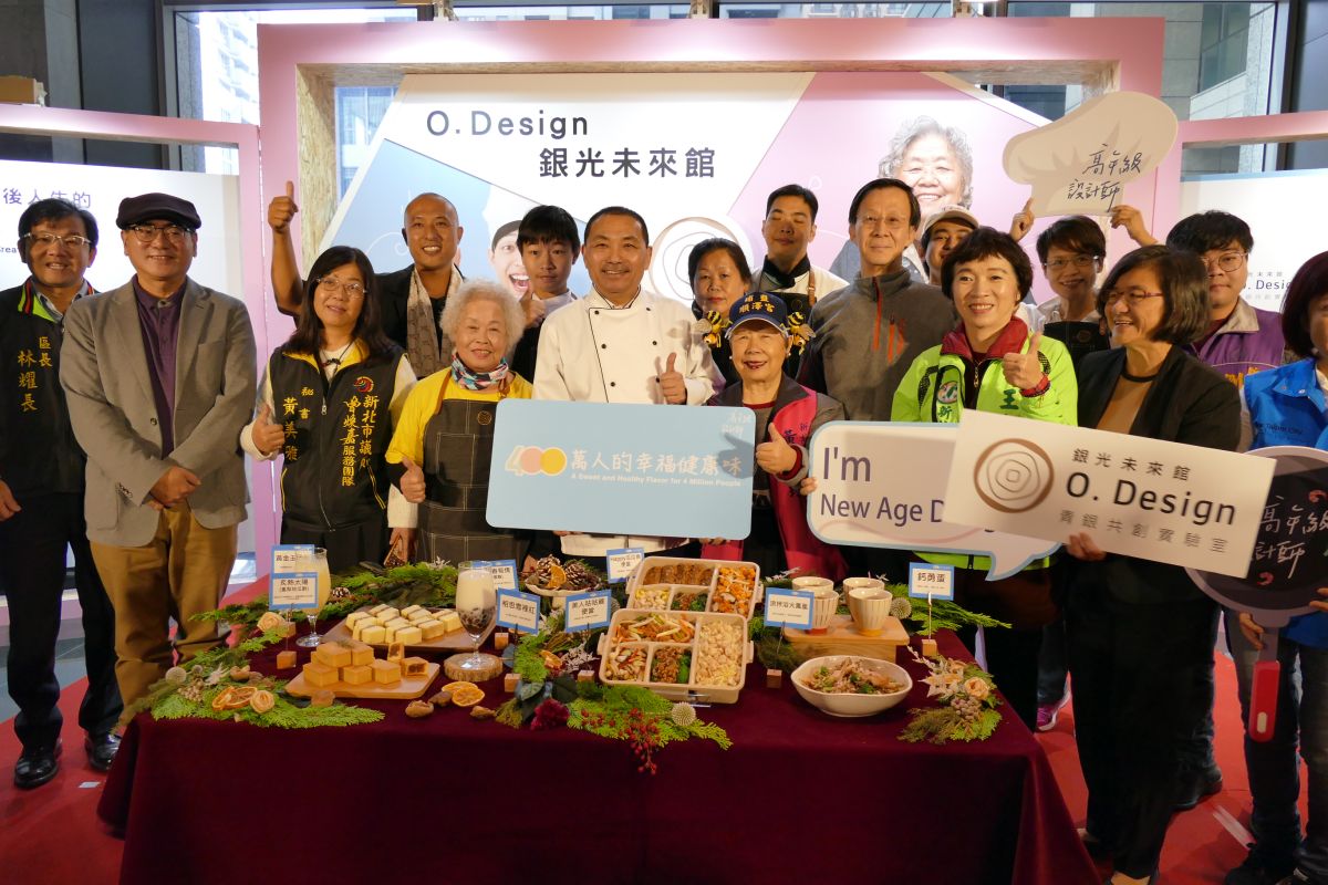 ▲ 「銀光未來館」12日推出14道結合地方特色農產，研製出色、香、味俱全的營養菜單，免費提供新北市共餐據點、長照送餐業者，以及銀光咖啡館烹調使用。（圖/新北衛生局提供）