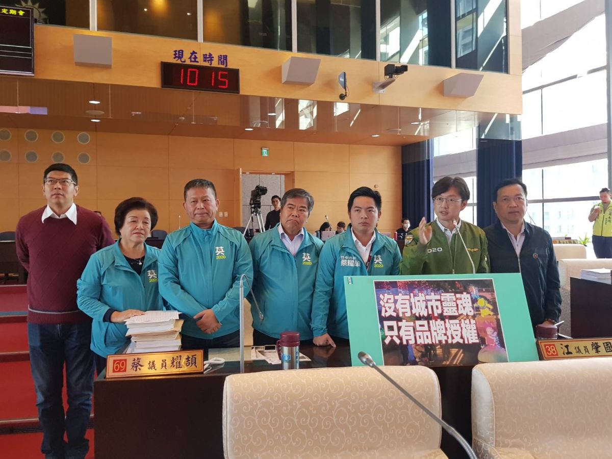 ▲議員指出，市府舉辦的「2019耶誕城夢想世界」，缺乏與地方歷史人文的連結性，根本是少了靈魂的城市行銷。(圖／柳榮俊攝2019.12.12)