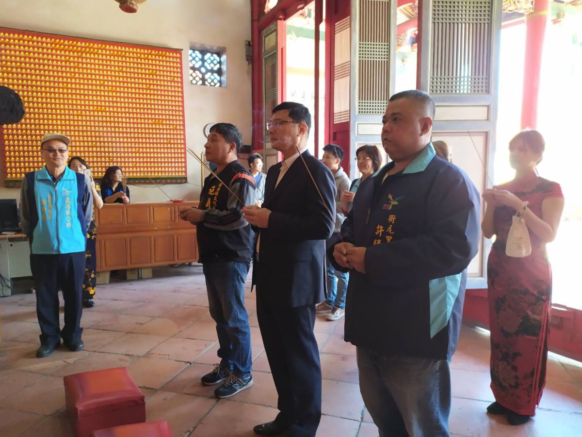 ▲鹿港鎮長許志宏、街尾里長許勝嘉、鎮民代表施義成一起上香，開啟鹿港文武廟點燈祈福。（圖／記者葉靜美攝，2019.12.12）