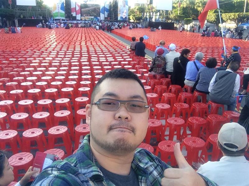 ▲網紅四叉貓（劉宇）在臉書上透露北市府對於疑似「網軍」林姓員工的後續懲處，遭到記過兩次，年度考績丙等，無年終獎金。（資料圖／翻攝劉宇臉書）