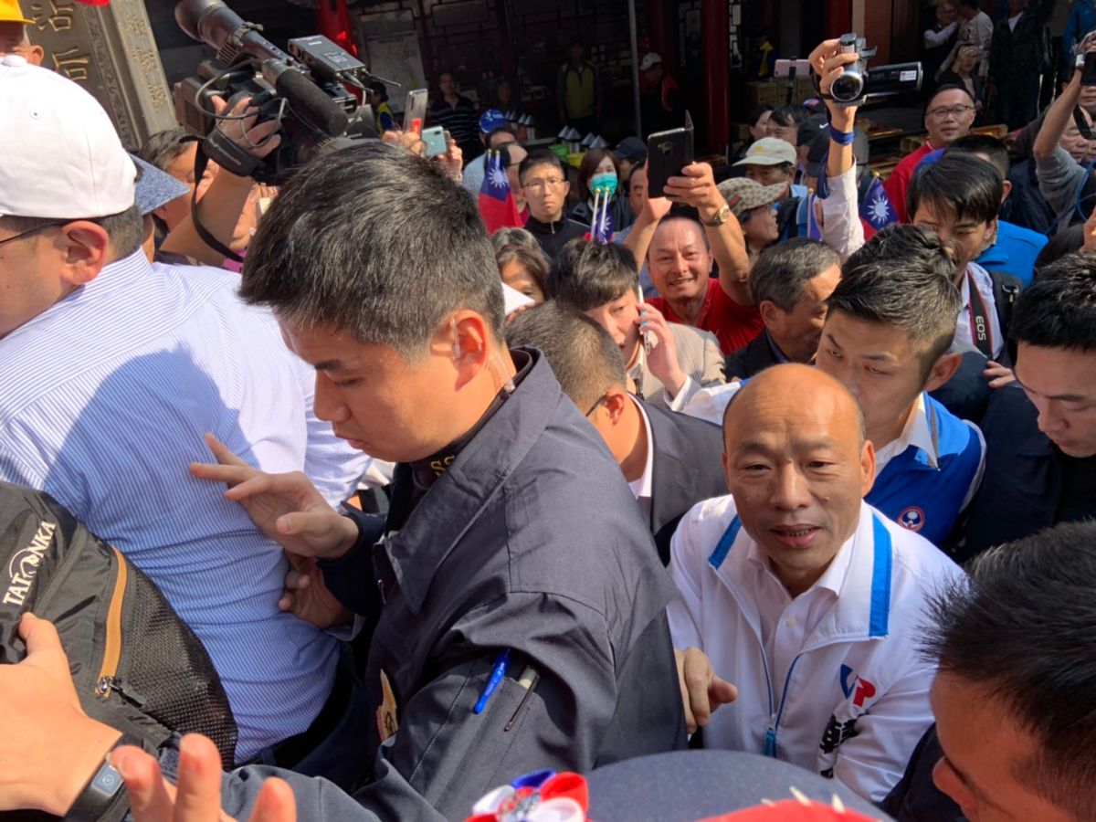 ▲ 韓國瑜今（12）日在雲林進行競選活動，原定13日飛金門競選，但他搭乘遠航班機取消，經過數小時協調仍未有結果，韓國瑜跟陳玉珍的辦公室皆表示活動擇日再辦。 （圖/記者吳承翰攝影）