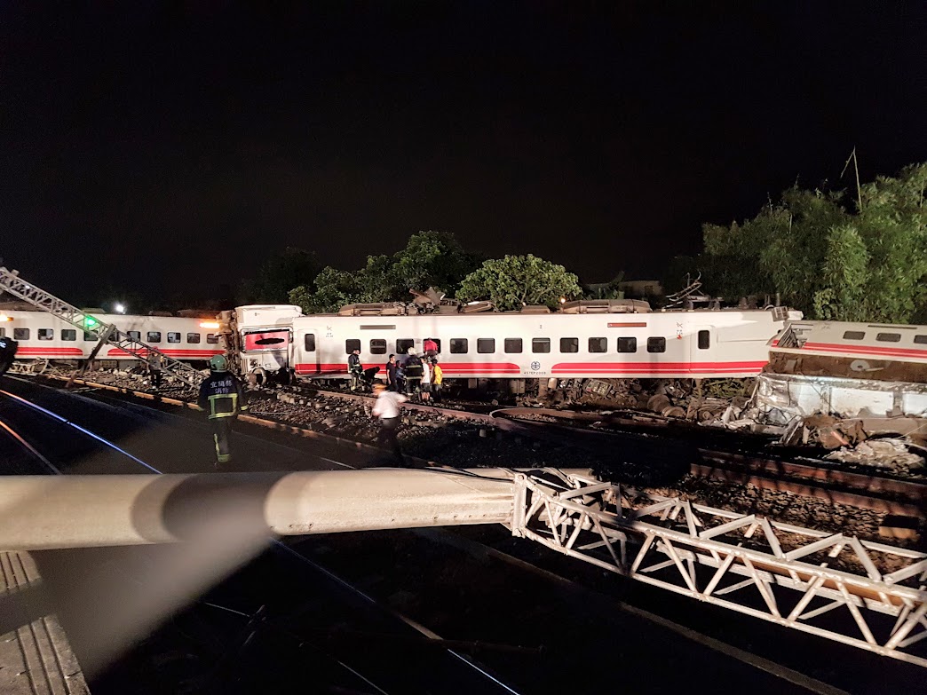 ▲去（107）年10月21日下午4時50分許，台鐵普悠瑪自強號6432列車，在宜蘭蘇澳新馬車站前出軌翻覆，造成18人死亡、215人輕重傷。（圖／記者李清貴攝,資料照)