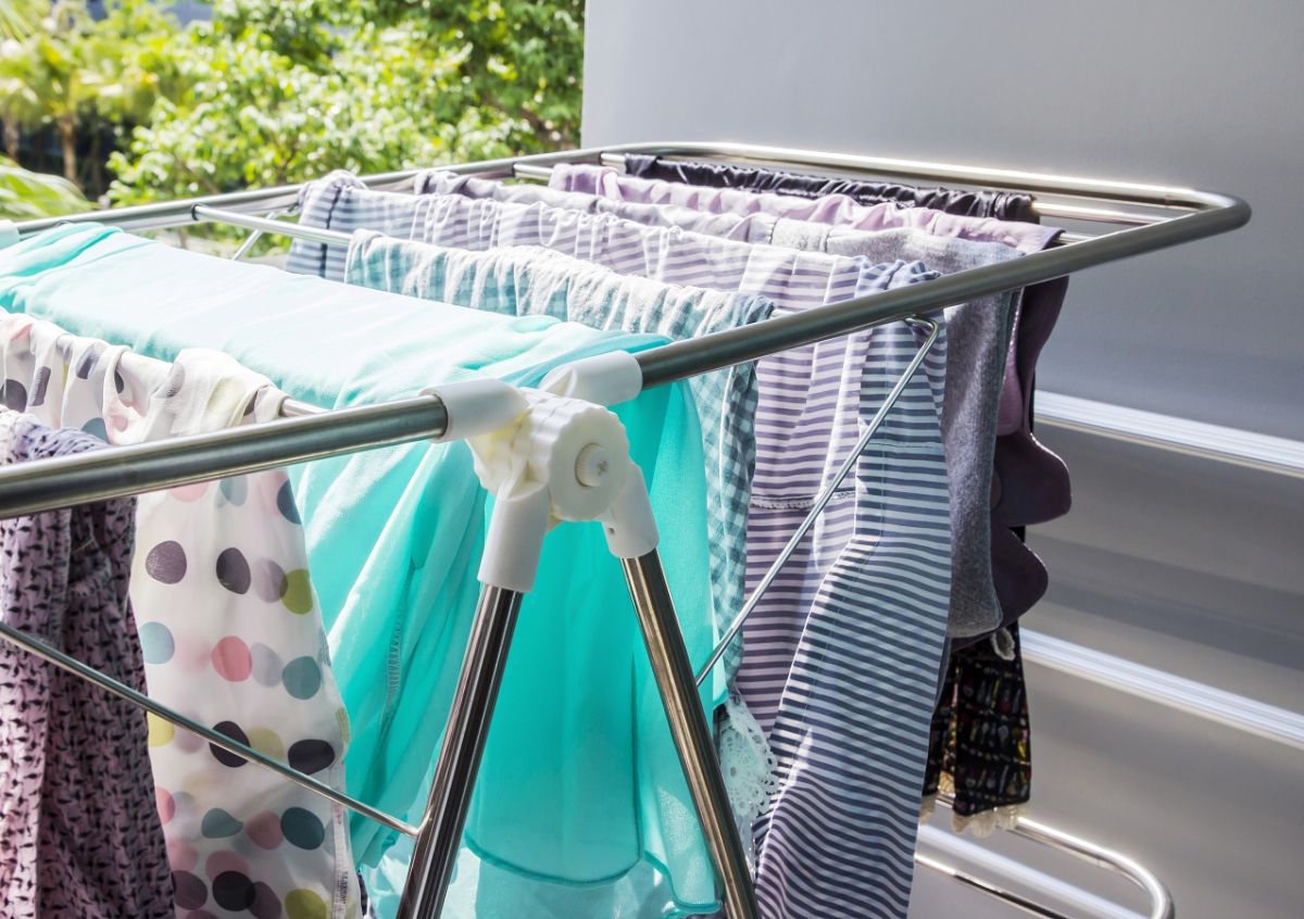 ▲安裝升降式晾衣架、使用折疊掛衣架，讓陽台曬衣量倍增。（圖／信義居家提供）