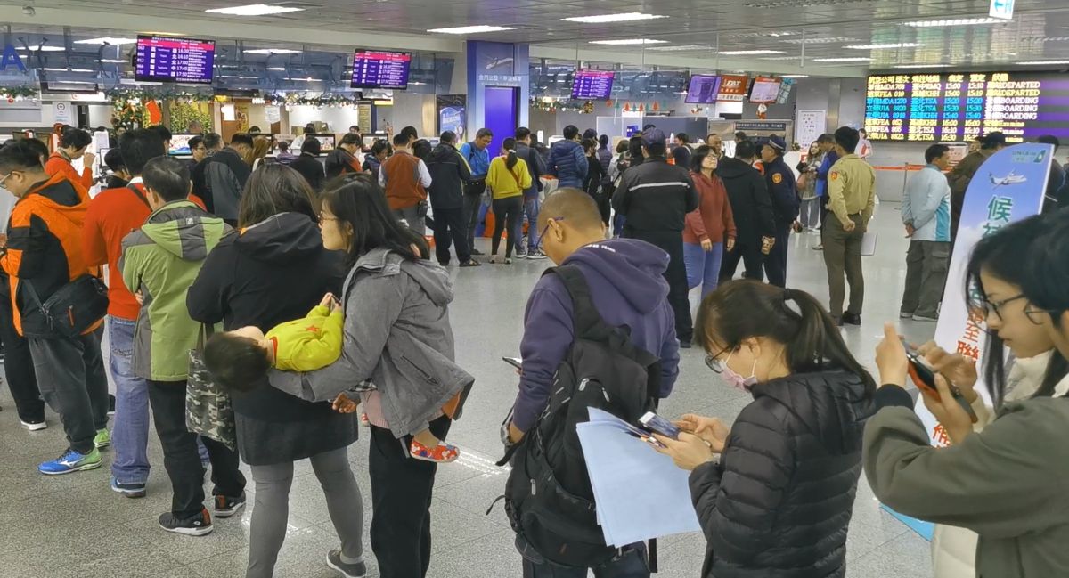 ▲今日下午3點開始，金門遠航櫃台開始湧現退票人潮。（圖／蔡若喬攝, 2019.12.12）