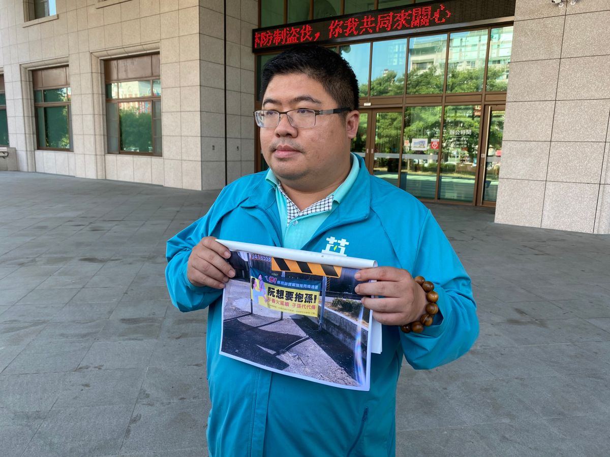 ▲立委蔡易餘到嘉義地檢署狀告媽媽盟。（圖／蔡易餘總部提供）
