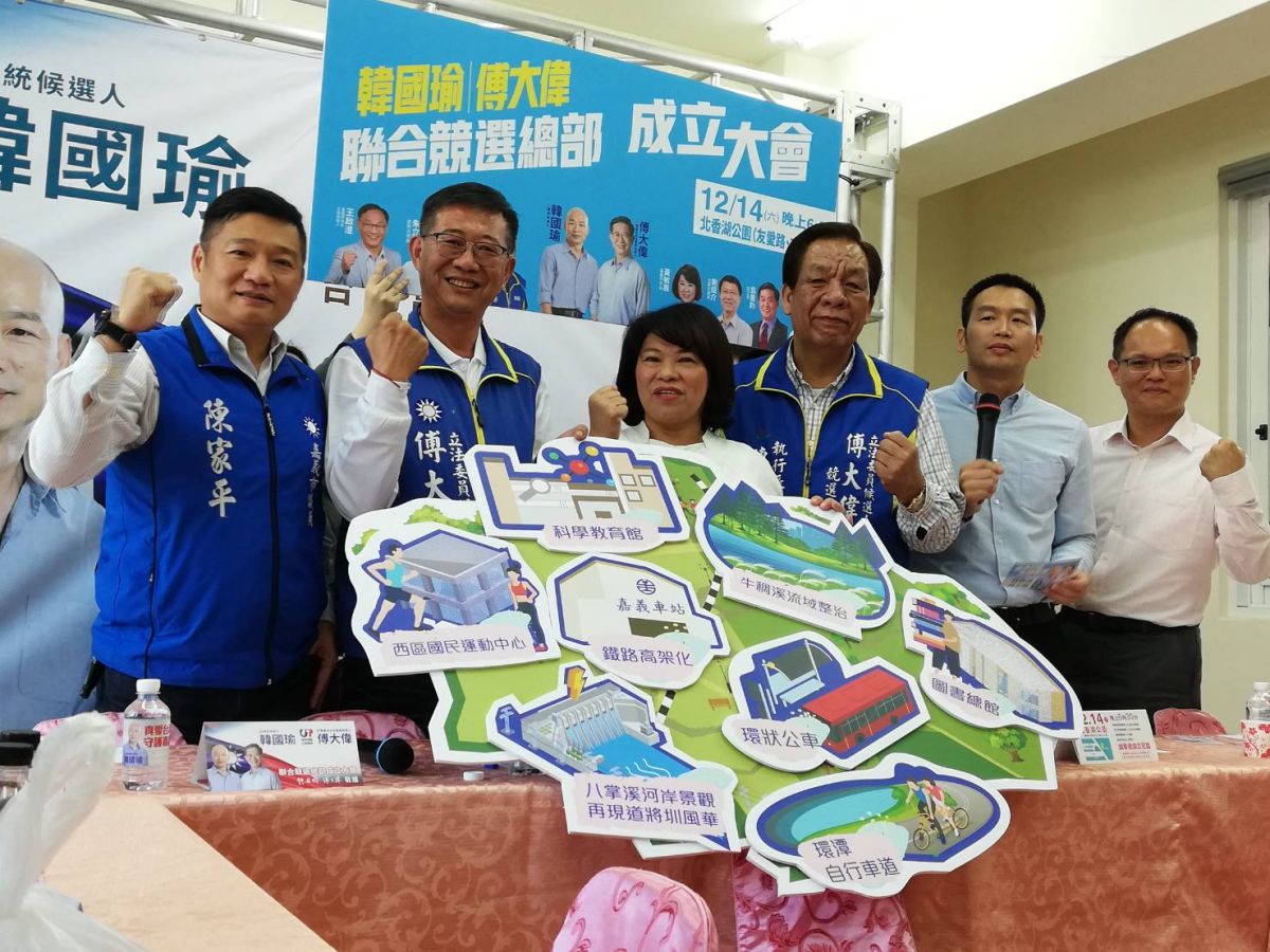 ▲傅大偉及黃敏惠共同貼上八大建設案拼圖，象徵二人攜手打造嘉市未來的發展。（圖/記者邱嘉琪攝，2019.12.12）