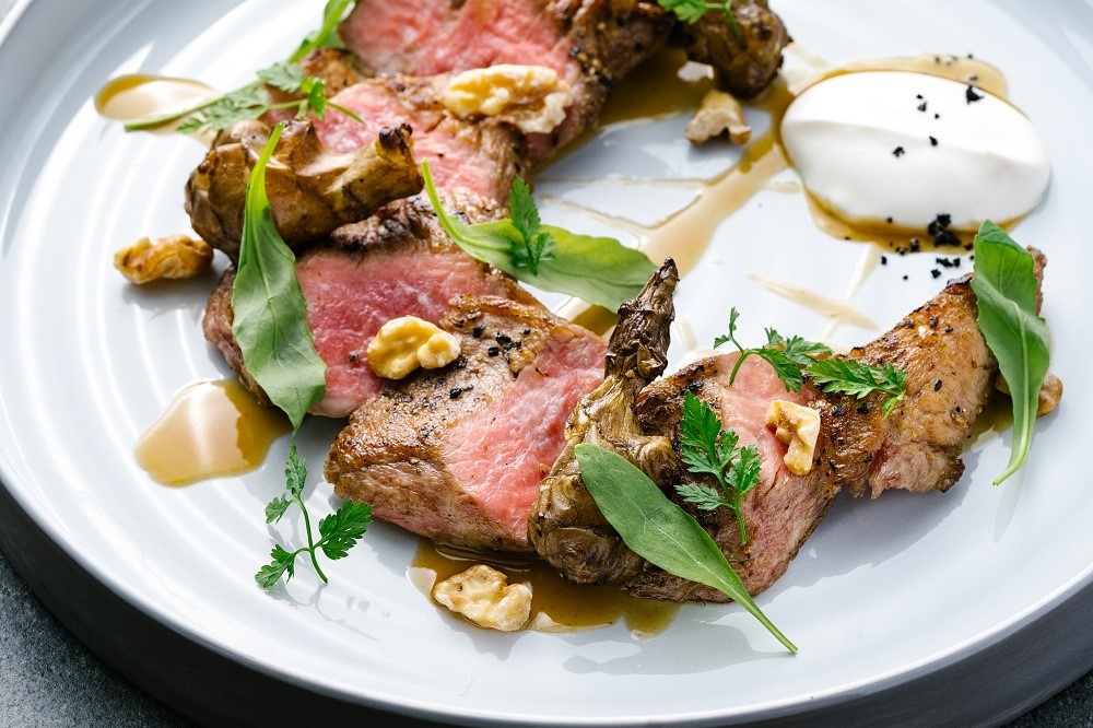 ▲瑪黑家居選物展開全新餐飲計畫，旗下首間CANTINE MARAIS瑪黑餐酒於今（12）日開幕，料理以法系餐酒小菜為主軸。(圖／瑪黑餐酒提供)