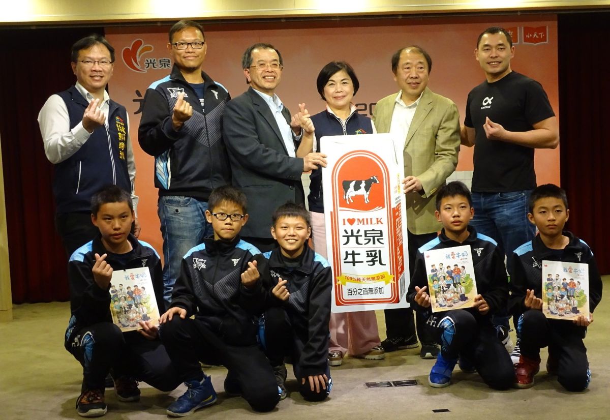 ▲光泉食品送愛到台中，贈書五千本給台中、南投國小每班一本當班級讀物。（圖／金武鳳攝，2019.12.12)