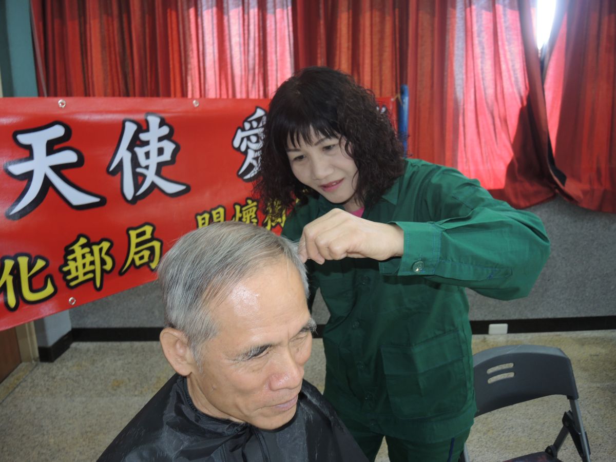 ▲全國只有她，女郵差邱秀梅為獨居長輩義剪。（圖／記者陳雅芳攝，2019.12.12）