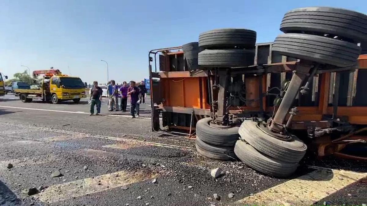 ▲國一北上207公里彰化埔鹽路段，一輛貨櫃車翻車壓到拖板車、轎車，詳細事故發生原因及責任歸屬已由國道第三警察大隊調查釐清。（圖／記者陳雅芳翻攝，2019.12.12）
