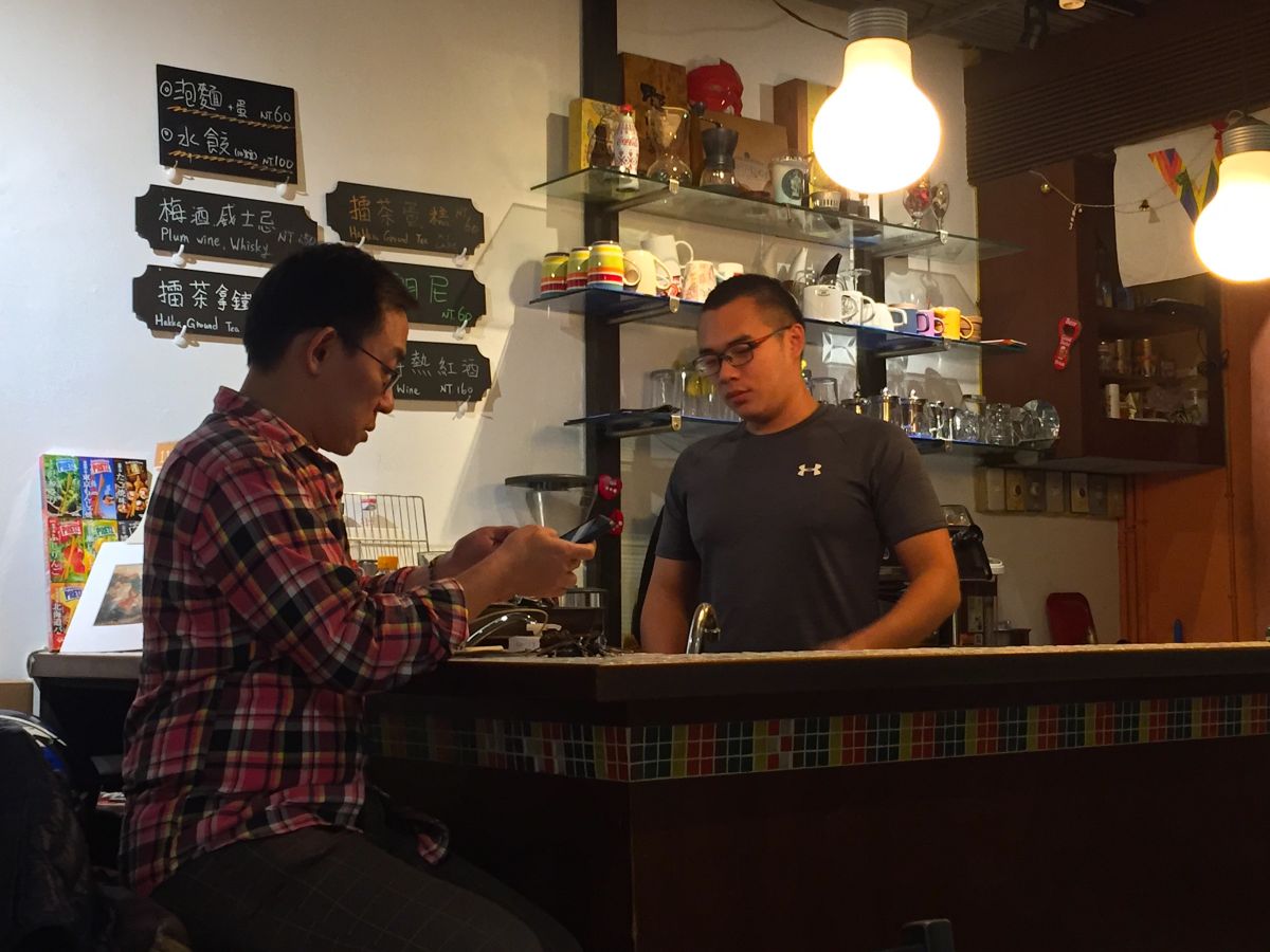 ▲前店主阿Joe（左）與現任店主小黑（右）。（圖／記者黃仁杰攝）