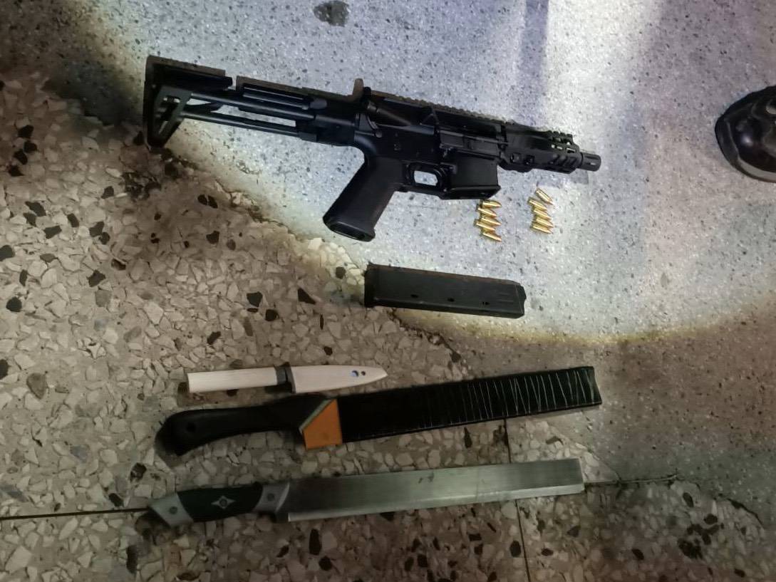 ▲楊男等4人涉嫌持槍強押洪男上車討債，前鎮分局攔截逮捕，查扣改造卡賓槍等槍械彈藥，警方依槍砲彈藥刀械管制條例等送辦。(圖／記者郭凱杰翻攝，2019.12.13)