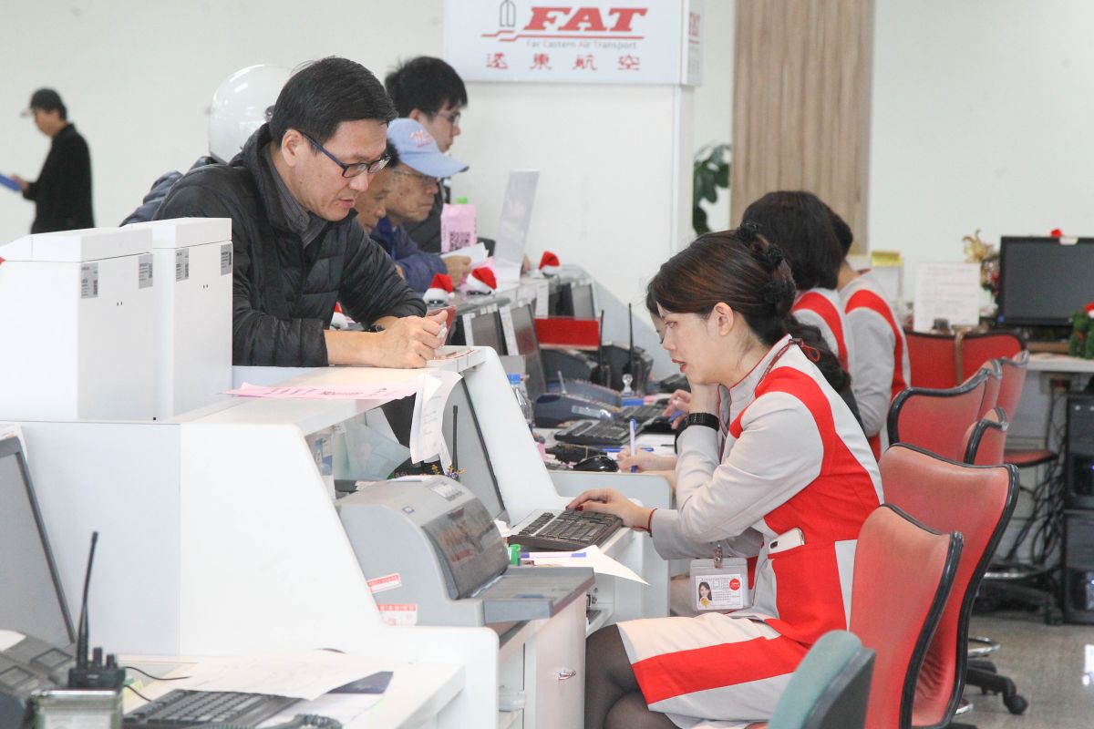 ▲遠東航空停飛，民眾前往櫃檯辦理退票事宜。（圖／記者葉政勳攝 , 2019.12.13）