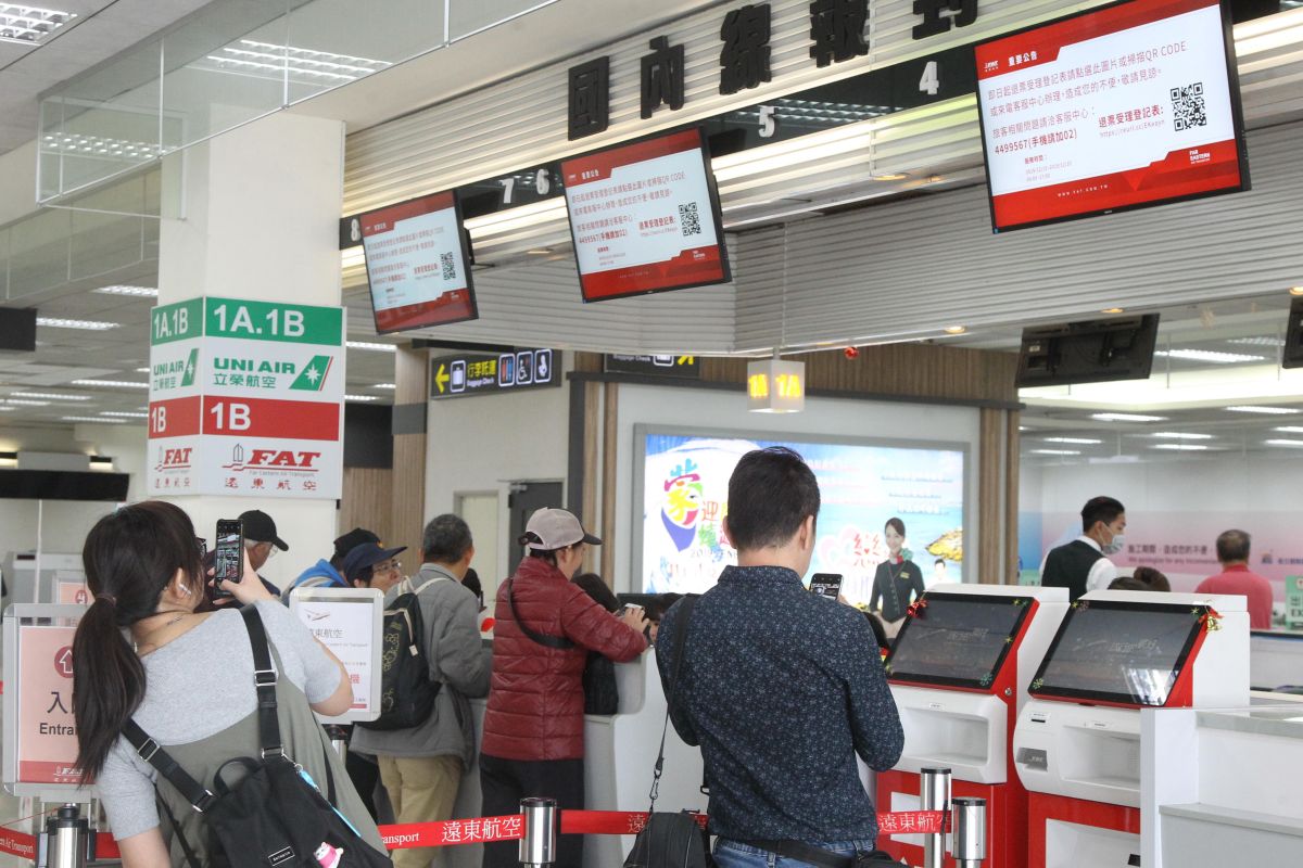 ▲遠東航空停飛，民眾前往櫃檯辦理退票事宜。（圖／記者葉政勳攝 , 2019.12.13）