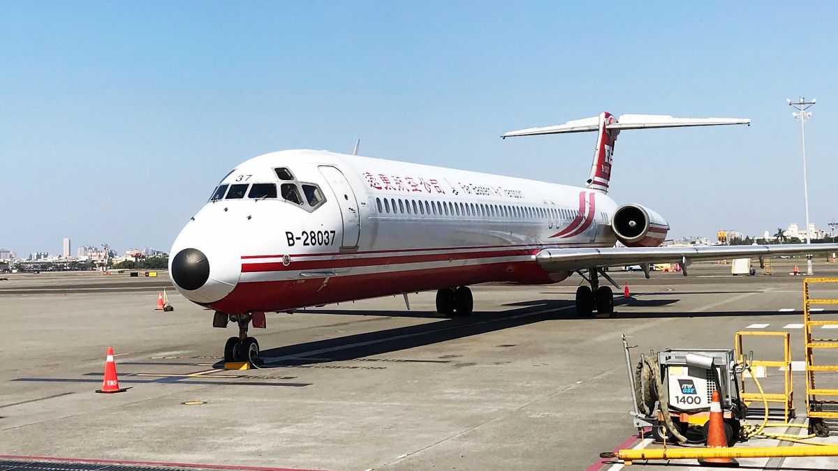 ▲遠東航空班機編號B-28037停靠在高雄小港機場。（圖／記者郭俊暉攝 , 2019.12.13）