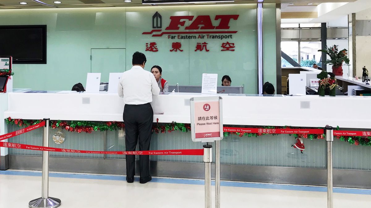 ▲高雄小港機場遠東航空櫃檯仍有人員服務旅客。（圖／記者郭俊暉攝 , 2019.12.13）