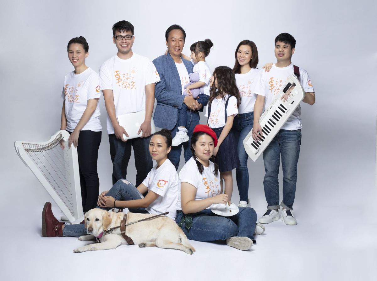 ▲永齡基金會創辦人郭台銘與夫人曾馨瑩，和兩個女兒首度一同拍攝公益照。（圖／永齡基金會提供）