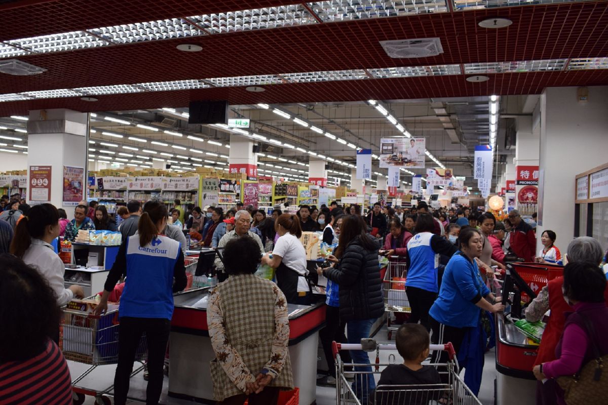 ▲位於北港的家樂福北港店重新整裝後，今（13）日開幕，湧爆採購人潮。（圖／記者洪佳伶攝 , 2019.12.13）