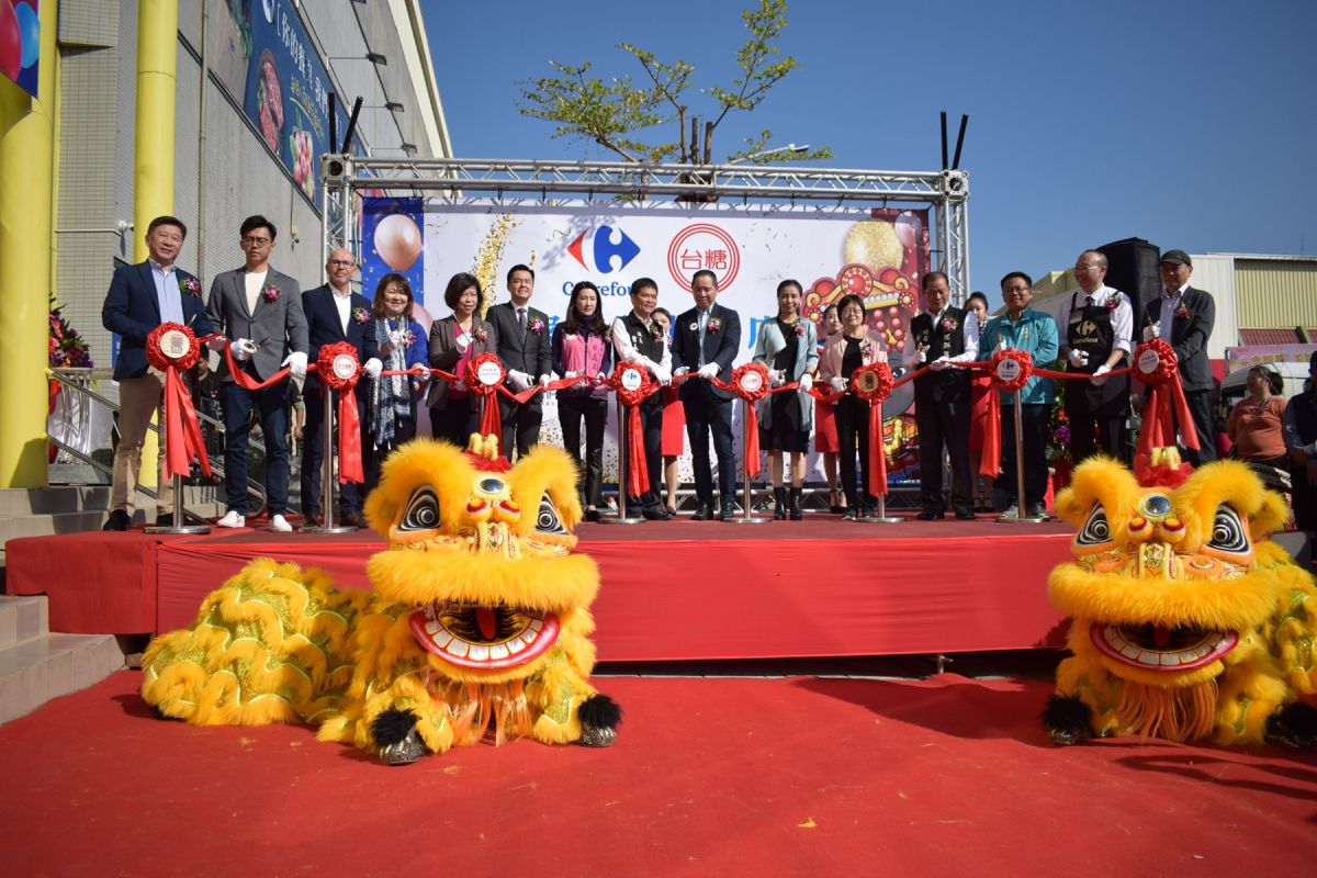 ▲家樂福北港店今（13）日盛大開幕，家樂福總經理王俊超、台糖副總經理顧孝柔、秀泰影城總經理廖偉銘等人共同剪綵。（圖／記者洪佳伶攝 , 2019.12.13）