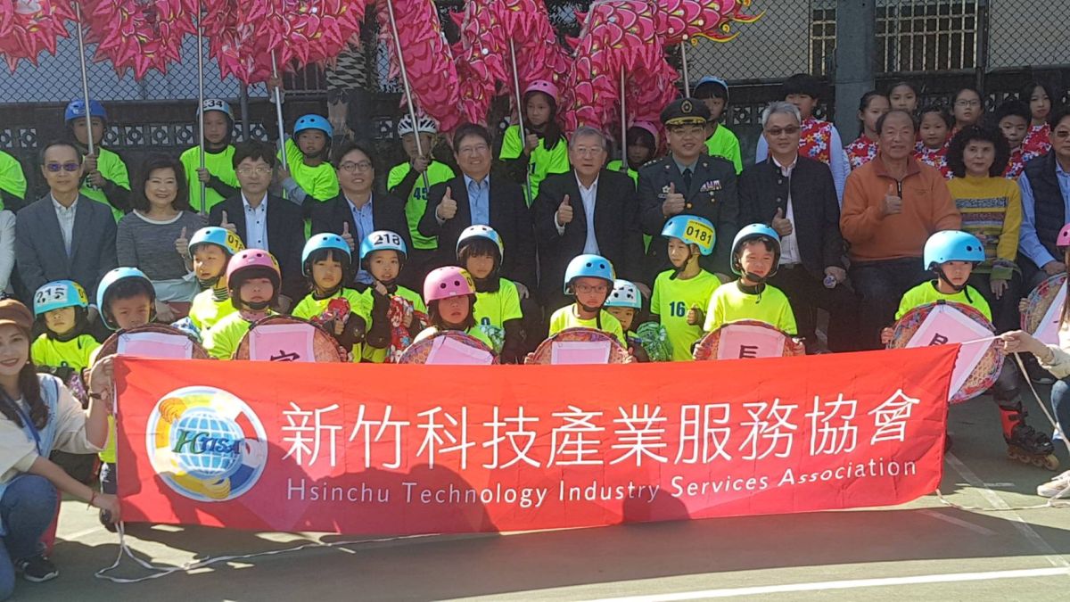 ▲新竹科技產業服務協會理事長楊文科領頭，歲末關懷大隘三鄉學子及鄉親。（圖／新竹科技產業服務協會提供）
