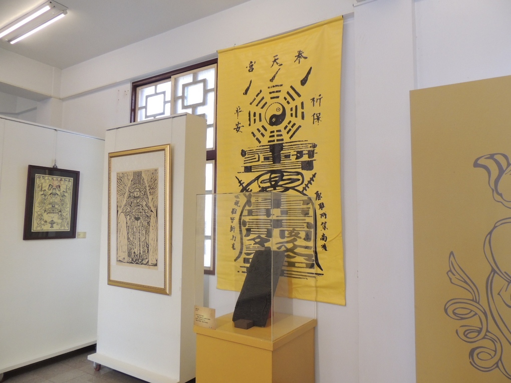 ▲新港奉天宮典藏保存先民精心版畫，拓印放大版完整展出成就歷史性的對話。（圖／記者任禮清攝　2019.12.13）