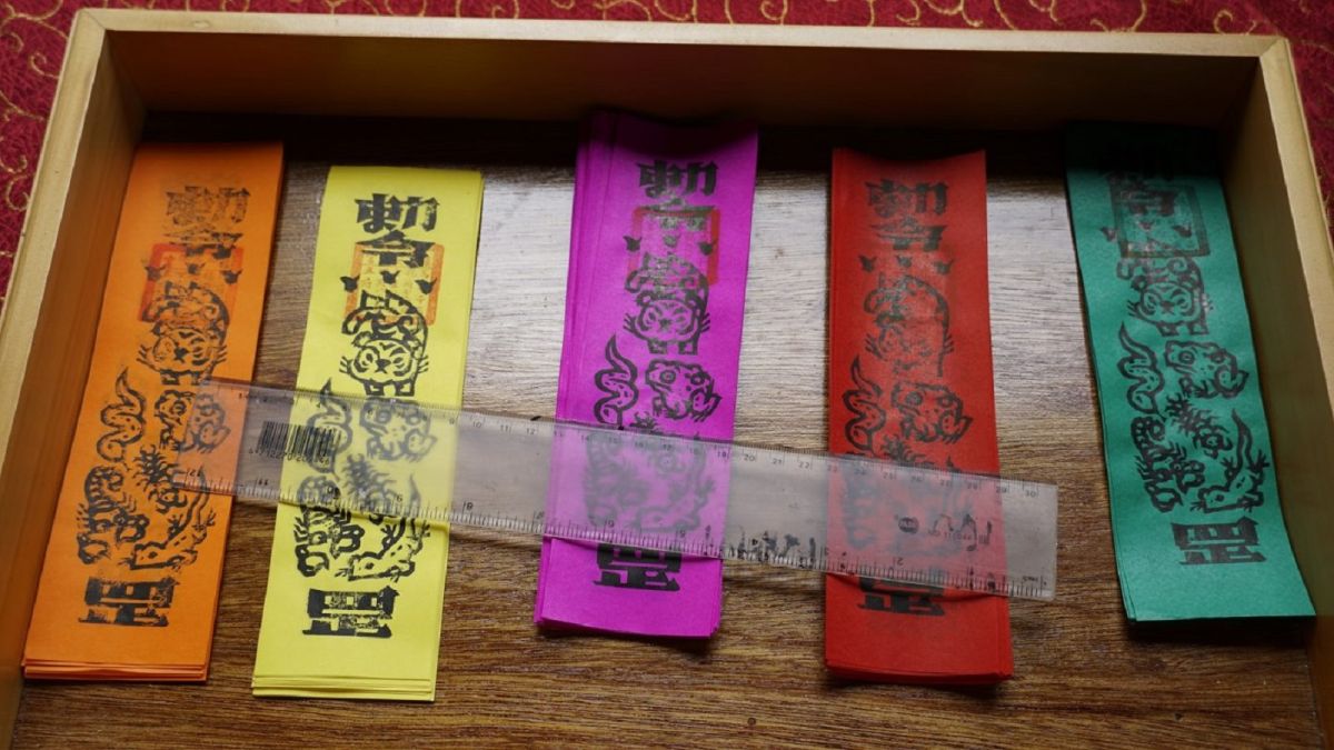 五色紙印成的五毒符，用以驅邪除煞。（圖／NOWnews資料圖）