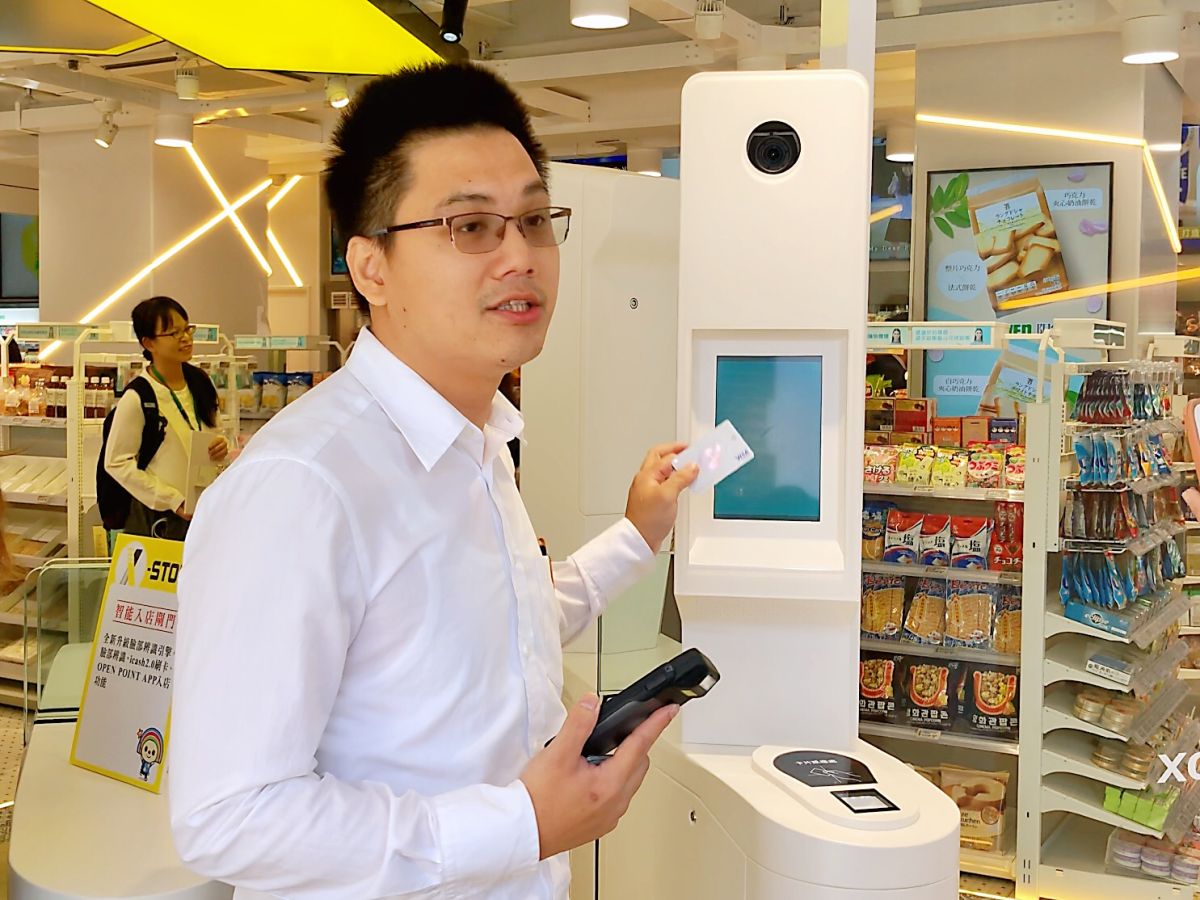 ▲高雄出現首家未來超商，「X-STORE 3」位於三多商圈。（圖／記者陳美嘉攝）