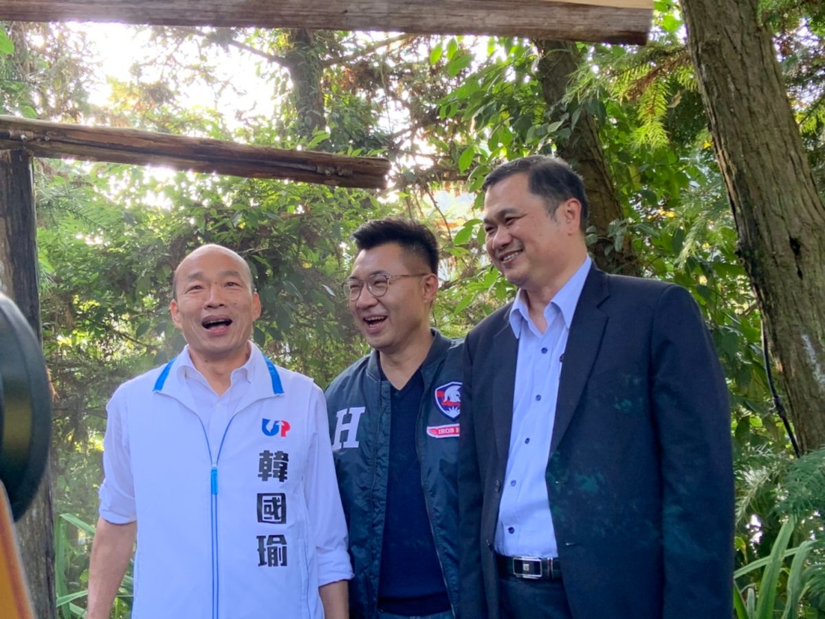 韓國瑜到台中薰衣草森林參訪，還體驗了淨身儀式，他說這場選舉下來，他跟蔡英文應該都來淨身一下。 (圖/記者吳承翰攝)