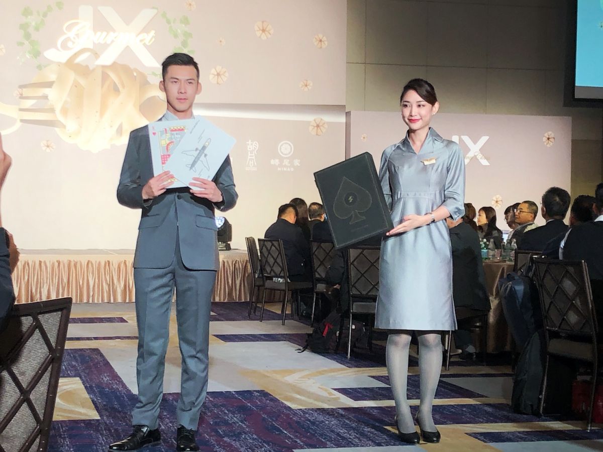 ▲星宇航空機上撲克牌展示。（記者趙毓琪攝）