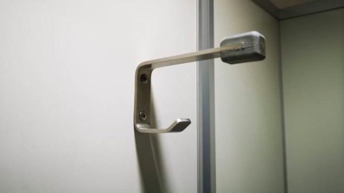▲經常可以在廁所門上看到這種掛鉤。（圖／翻攝自推特@h_nagayama）