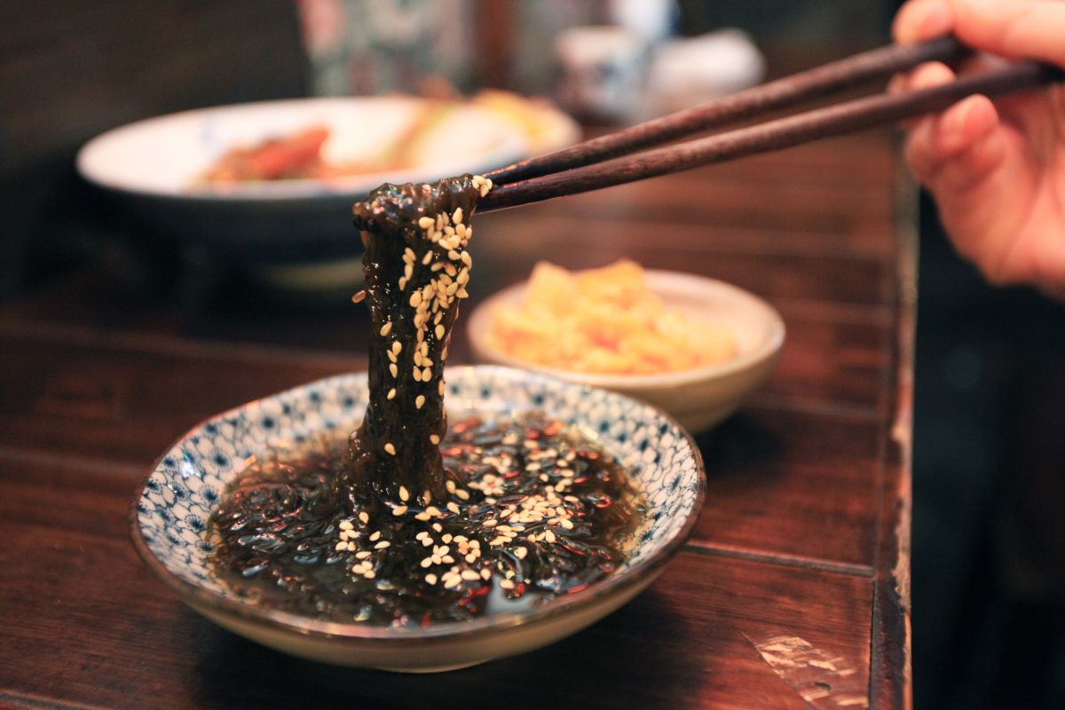 ▲特色小菜–沖繩水雲酢。（圖／記者李春台攝）