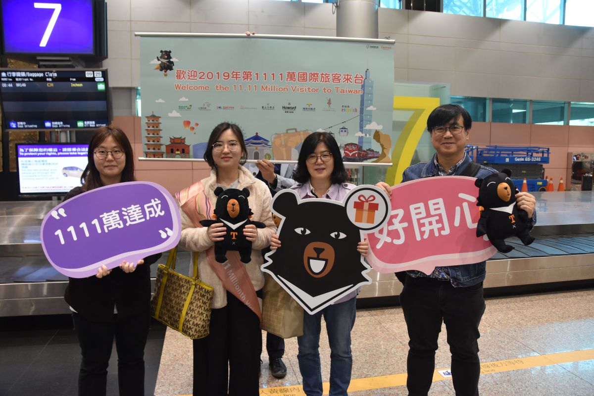 ▲交通部觀光局今（ 13 ）日迎接來自韓國的第 1,111 萬幸運旅客鄭年期，最期待品嚐米其林美食。（圖／觀光局）