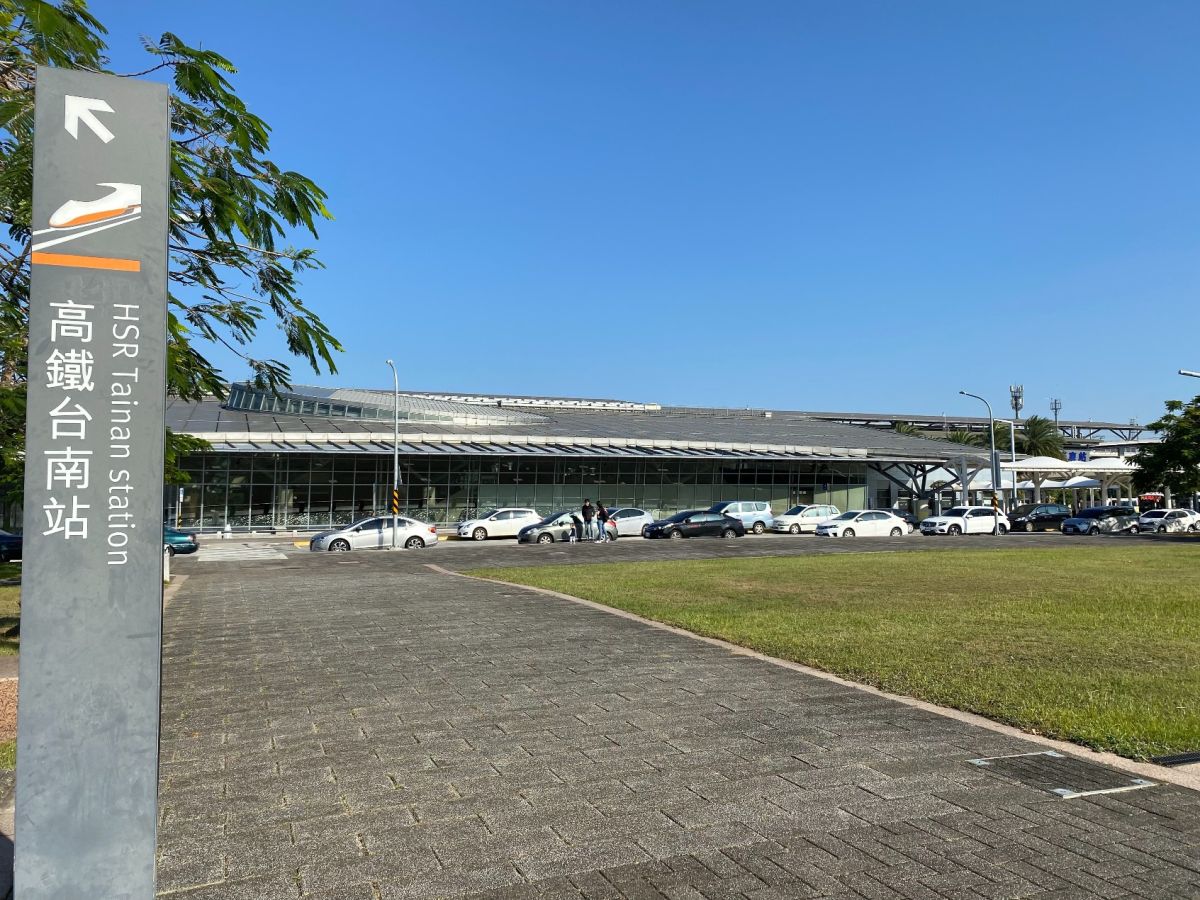 驚險！台南站旅客突衝向高鐵列車 駕駛急煞、站務員同步按停車鍵