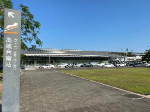 驚險！台南站旅客突衝向高鐵列車　駕駛急煞、站務員同步按停車鍵
