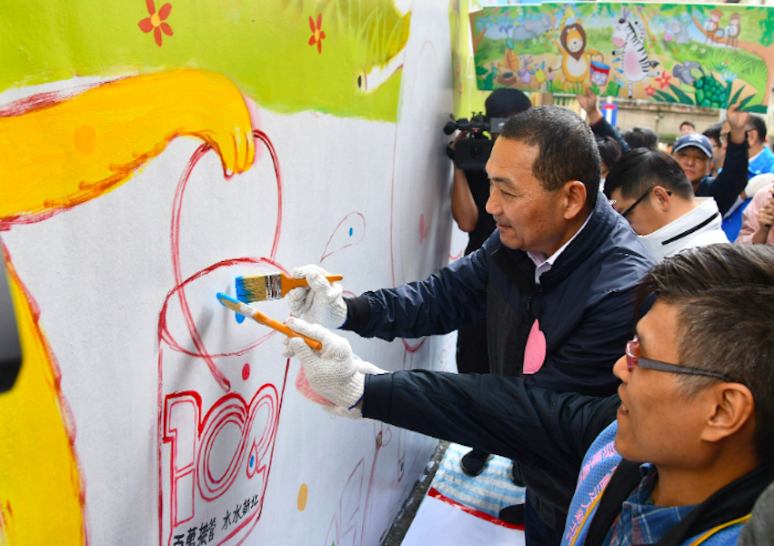 ▲新北市政府積極推動汙水下水道建設，本月接管戶數正式突破100萬戶，在完工後巷結合彩繪，提供市民更整潔、舒適的居住環境，河川也變得更清澈、乾淨。（圖/新北水利局提供）