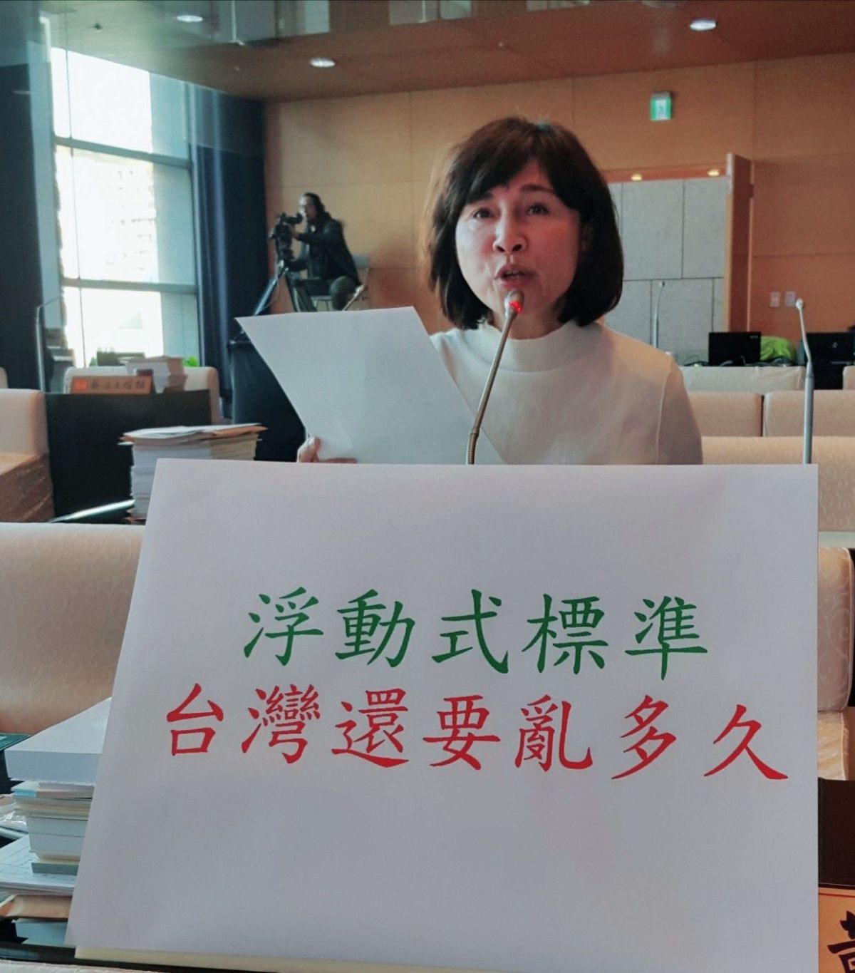 ▲議員黃馨慧痛批，立法院修訂「空氣汙染防制法」多項條文限縮地方政府權限，放任中火「只要缺電」就可以不受空汙管制。(圖／柳榮俊攝2019.12.13)