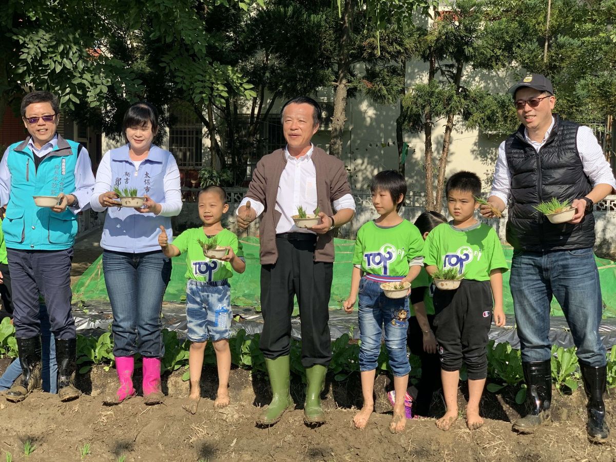 日照中心長輩、學童與翁章梁縣長、嘉基副院長陳煒(右一)一同體驗種植水。〔圖／嘉基提供2019.12.13〕
