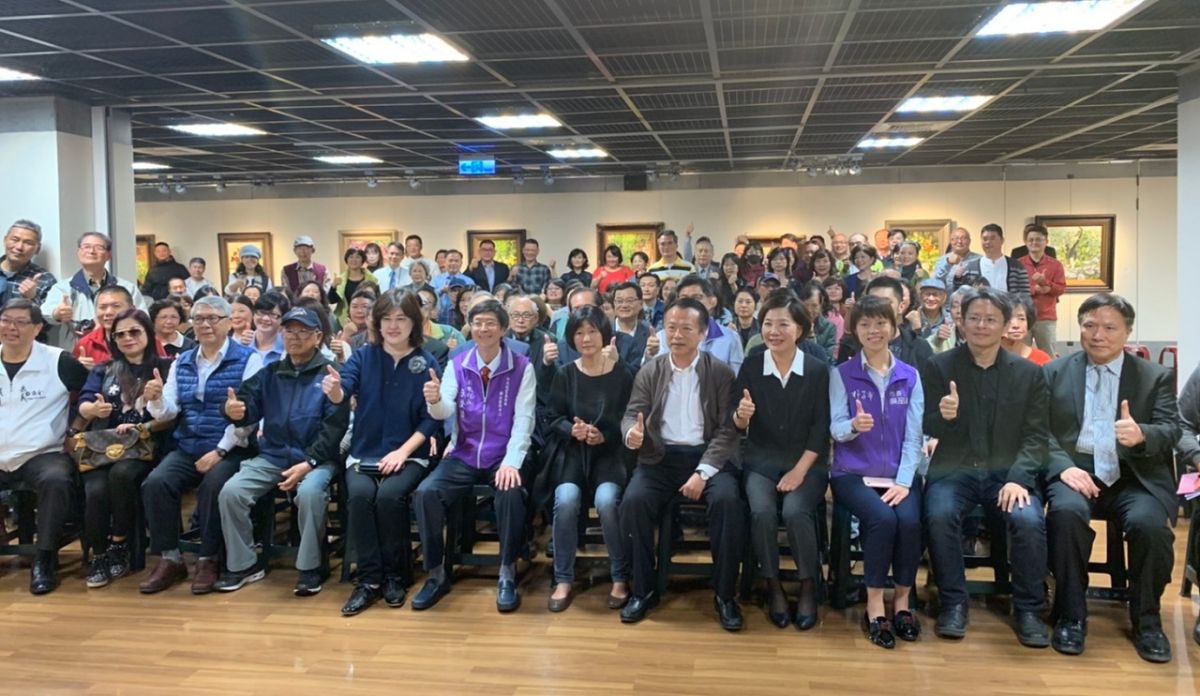 ▲嘉義縣市政經文化與企業各界，為畫家黃灑淑老師(右6)個展祝福。（圖／記者陳惲朋攝）