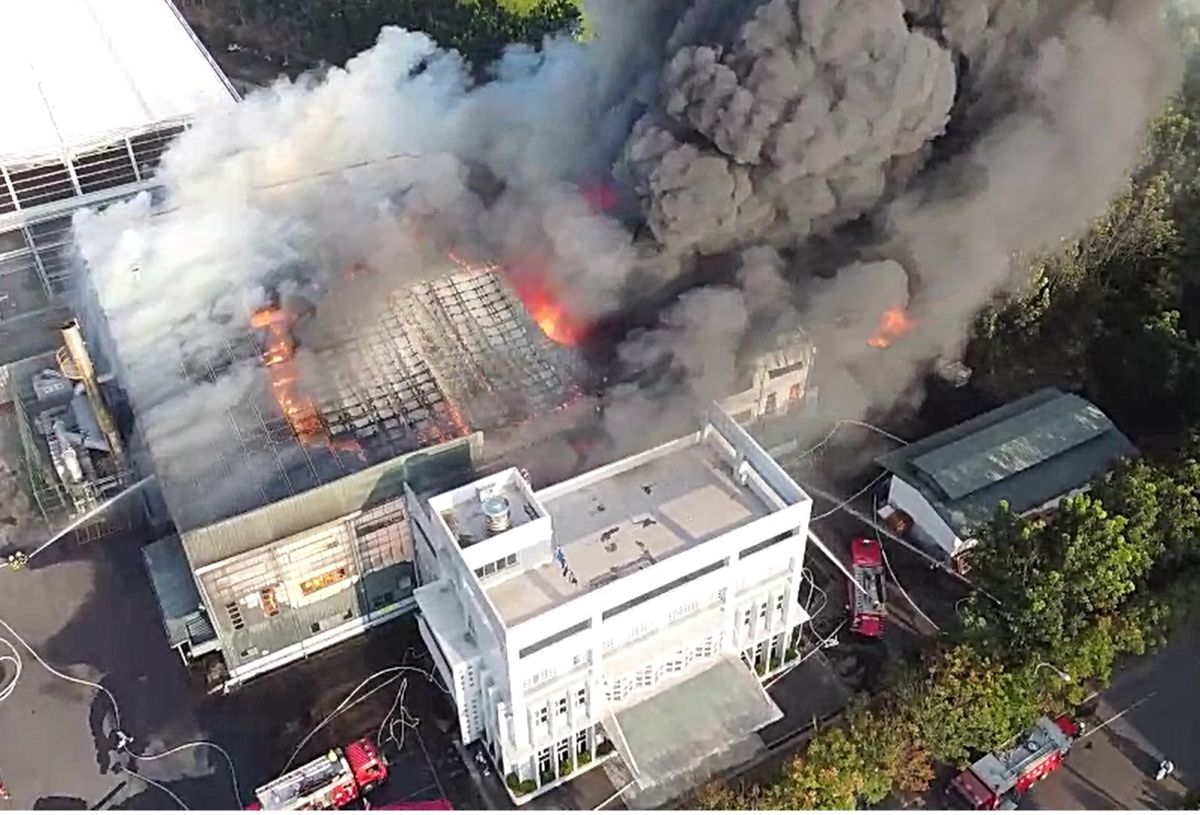 ▲東鏘企業股份有限公司斗六廠發生火災，塑膠製品廠陷入一片火海。（圖／雲林縣政府消防局提供）