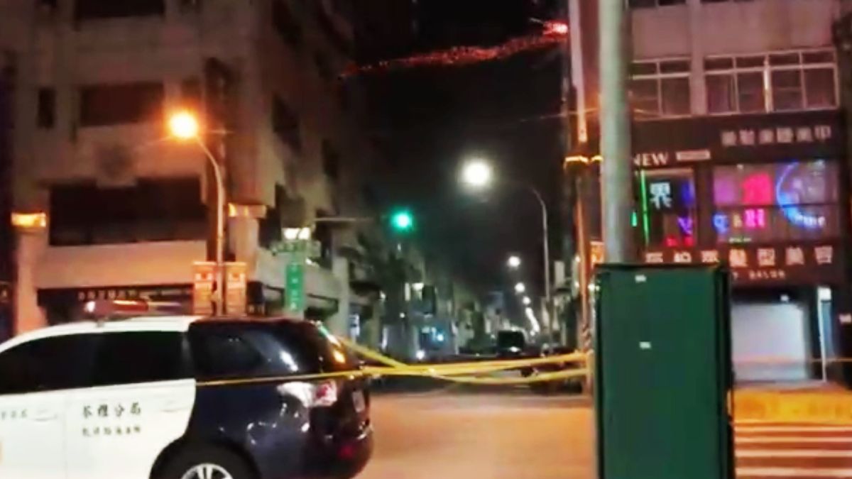 ▲警方展開攻堅，向嫌犯住處窗戶開槍並射擊催淚彈。（圖／記者郭俊暉攝 , 2019.12.14）