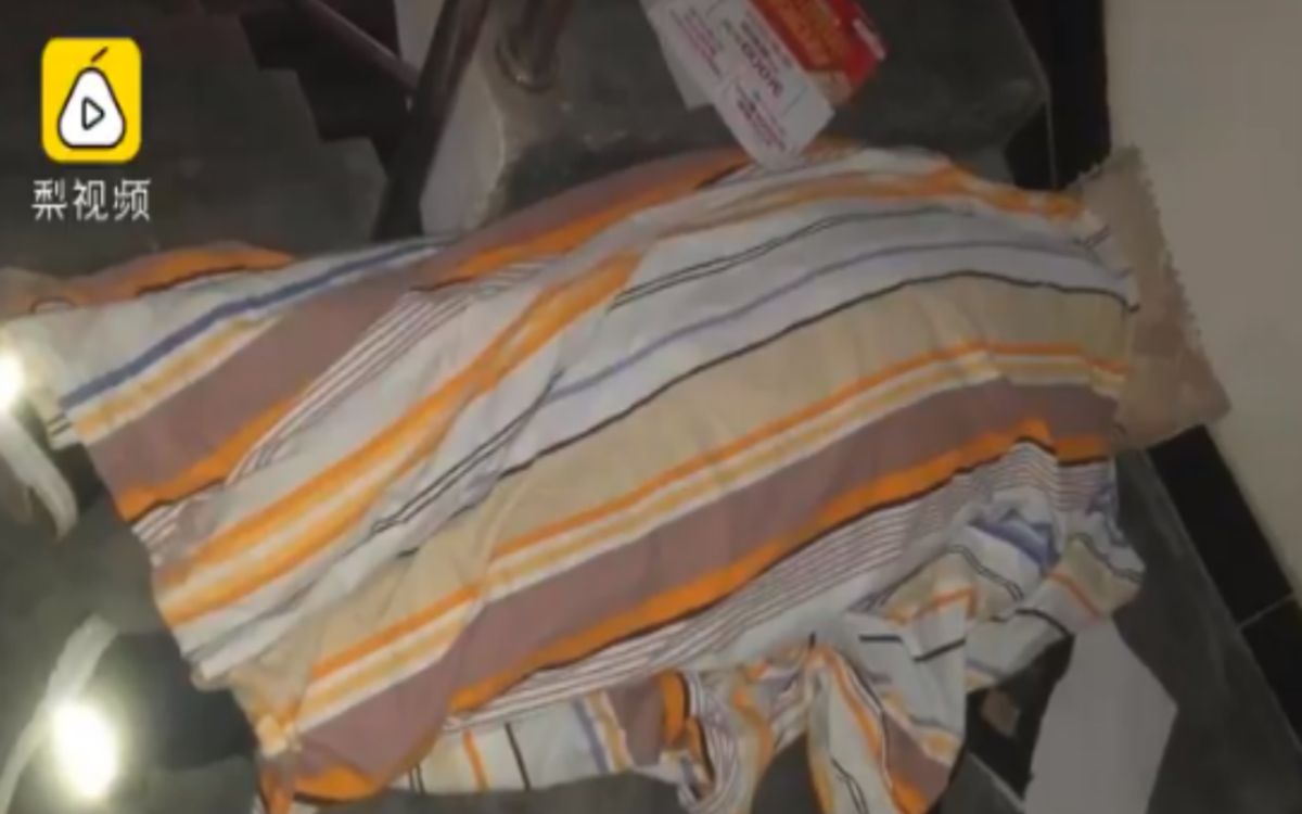 ▲大陸廣東近日發生起 60 多歲的老人，於爬住家大樓樓梯時猝死的事件，家屬指控是因管委會為了部分居民欠繳管理費、停用大樓電梯才導致悲劇。（圖／擷取自梨視頻）
