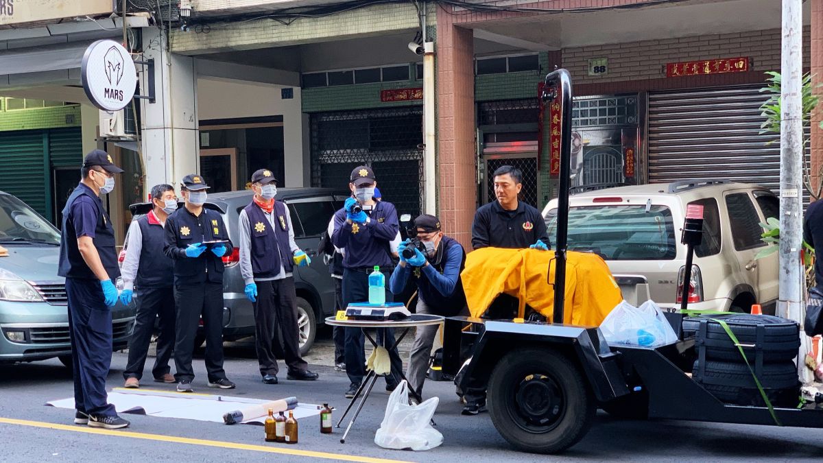 ▲逮捕吳男過程中警方更出動防爆車並當場檢視可疑寶特瓶。(圖／記者郭俊暉攝，2019.12.14)